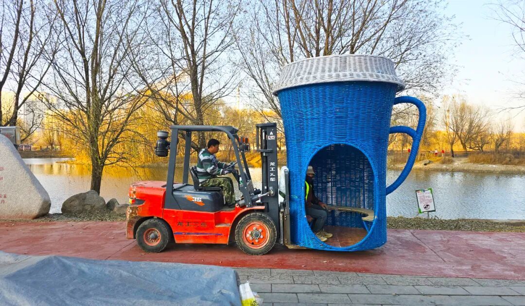 施工人员驾驶叉车安放移动休息屋。