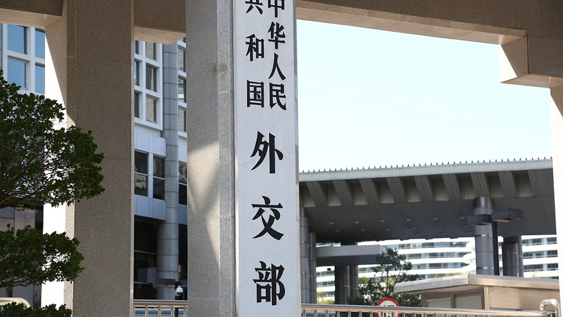 外交部和中国驻日本使领馆郑重提醒中国公民近期避免前往日本