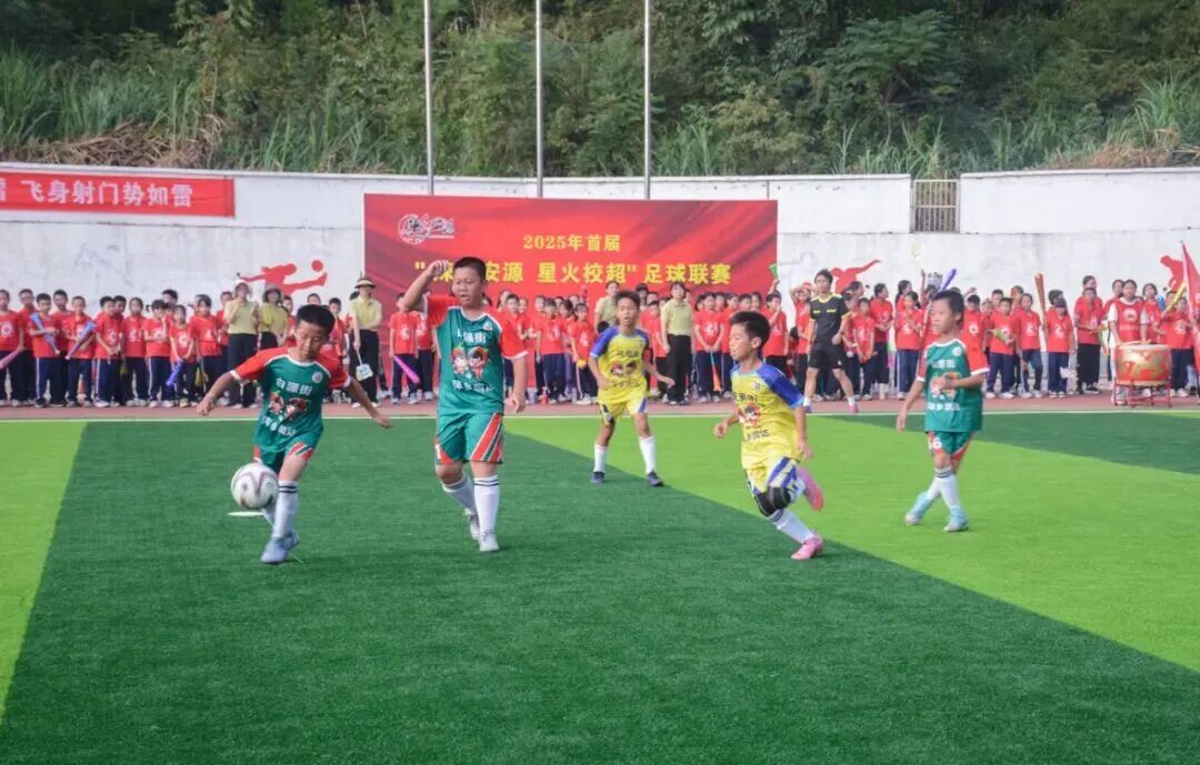 江西省萍乡市安源区“辣红安源 星火校超”足球联赛比赛现场。安源区委宣传部供图