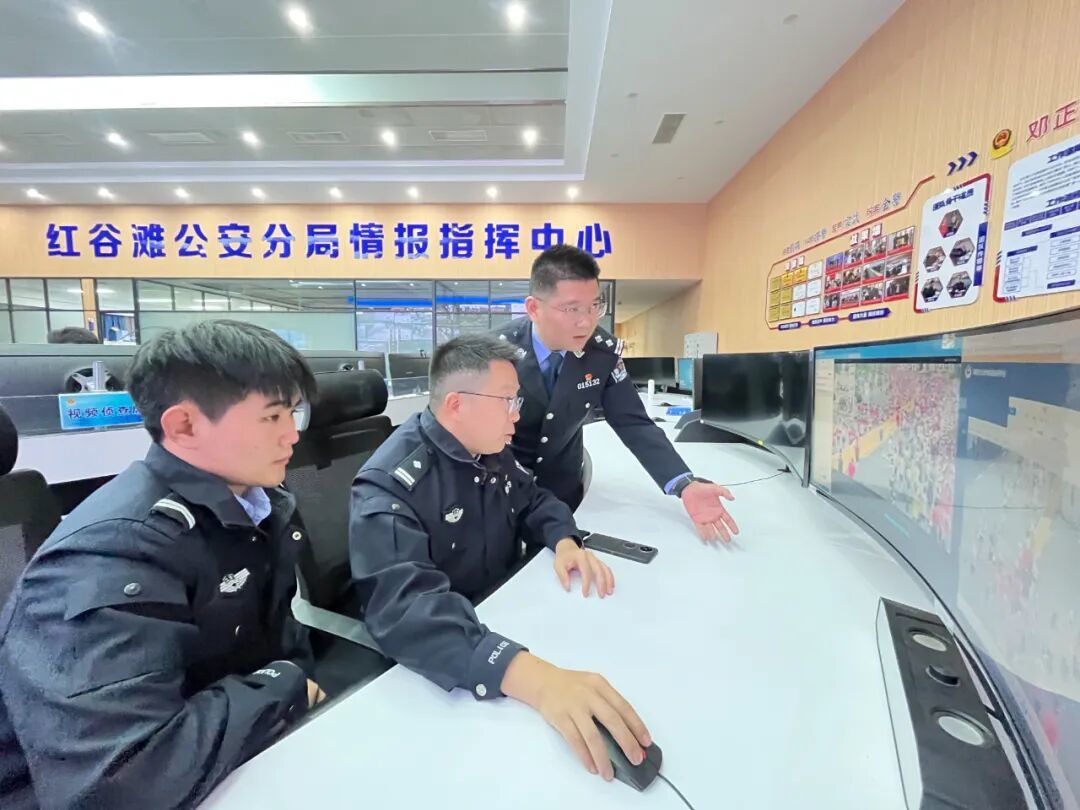 民警查看公共视频