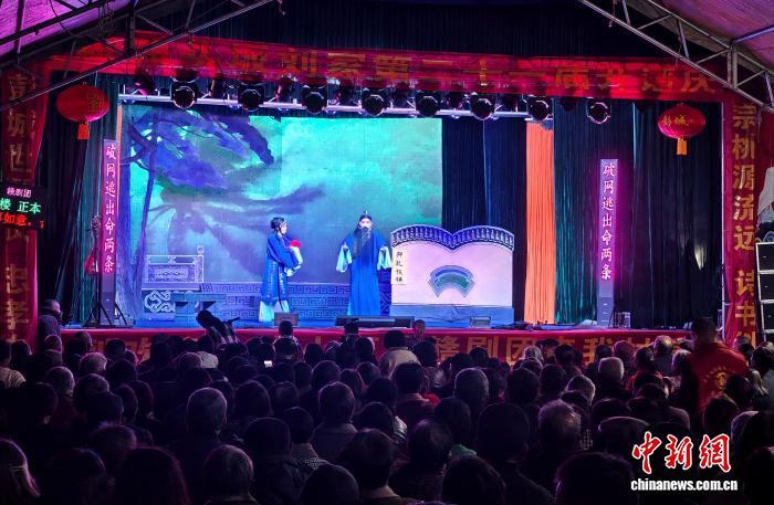 图为村民在现场看赣剧演出。中新社记者 刘占昆 摄
