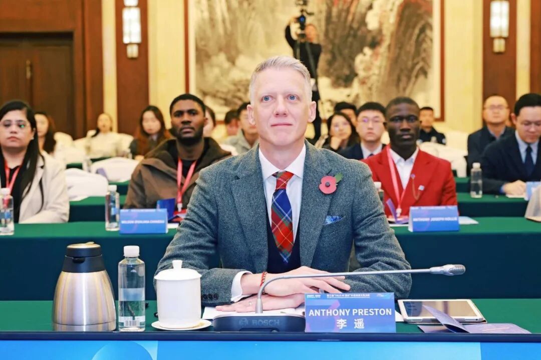 △ 英国驻重庆总领事李遥担任此次大赛评委