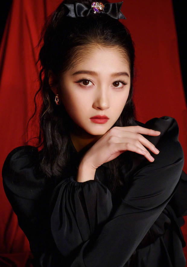 关晓彤眼妆深邃。