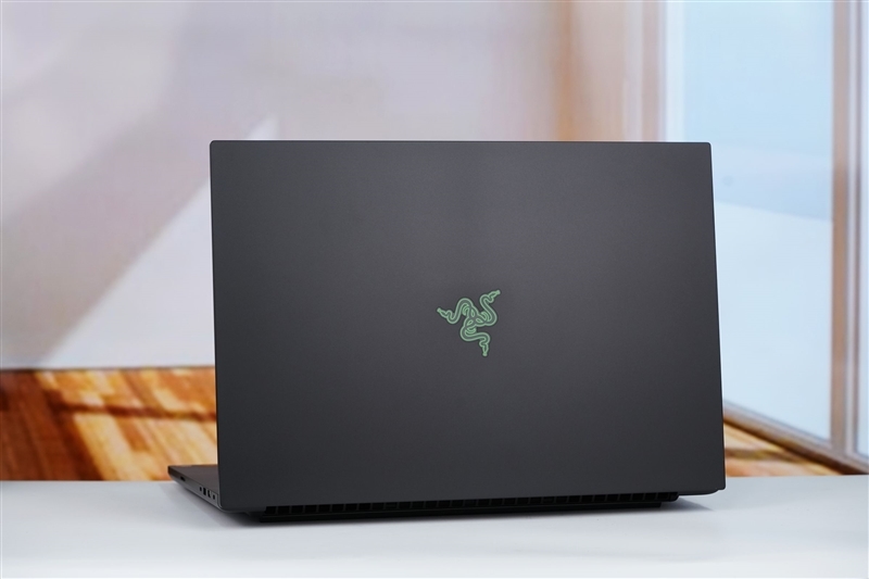 没有短板！雷蛇灵刃18 2025评测：配置拉满的顶级游戏本 18寸也能轻盈纤薄