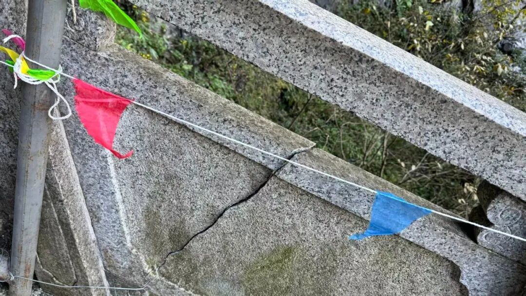 栏杆受损痕迹。图/九派新闻 武菲菲