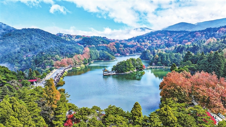 庐山如琴湖“枫景”醉游人（图）
