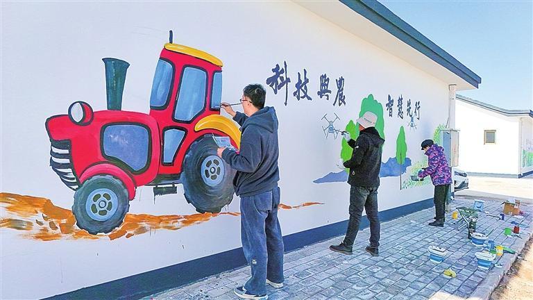 文艺工作者在永昌县红山窑镇水泉子村进行墙体绘画 本版图片由金昌市委宣传部提供