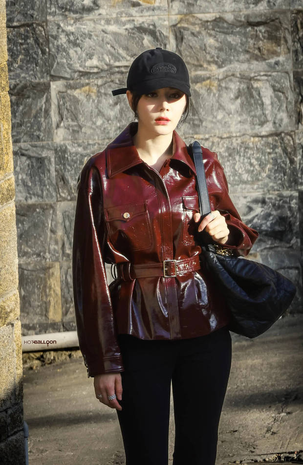 热巴皮肤白皙。