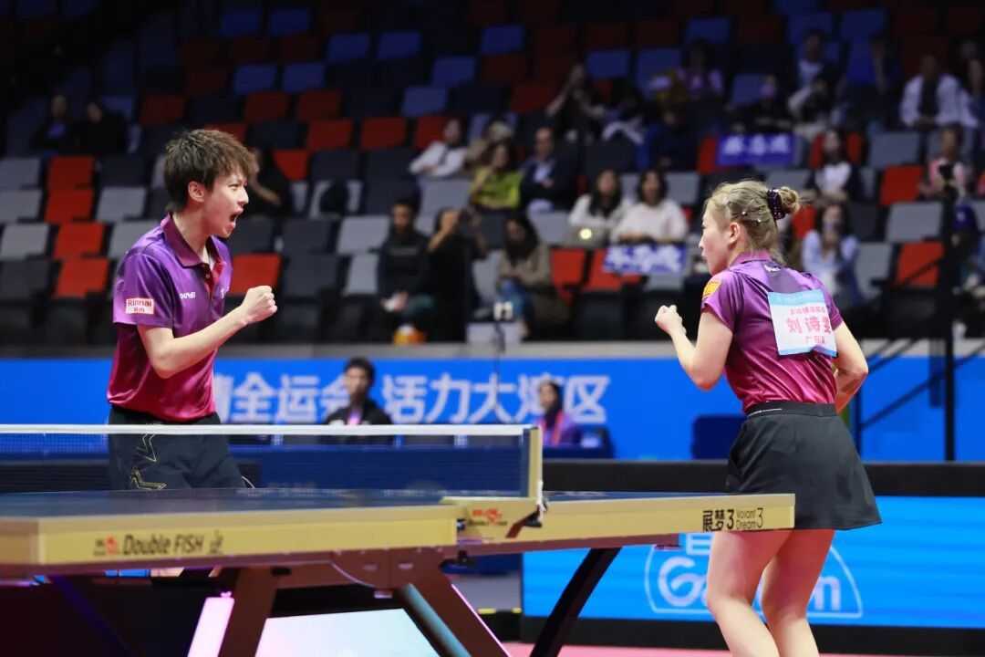 11月14日,第十五届全国运动会乒乓球混合双打决赛上的林高远和刘诗雯。