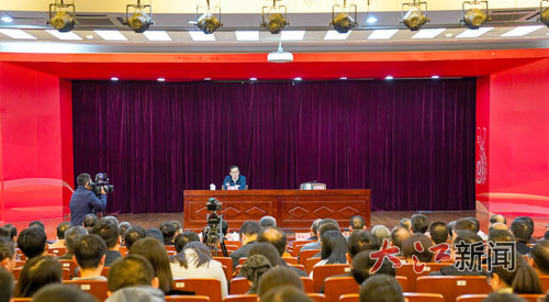 11月11日下午，学习贯彻党的二十届四中全会精神省委宣讲团报告会在新余学院举行。 江西日报全媒体记者 邹宇波摄