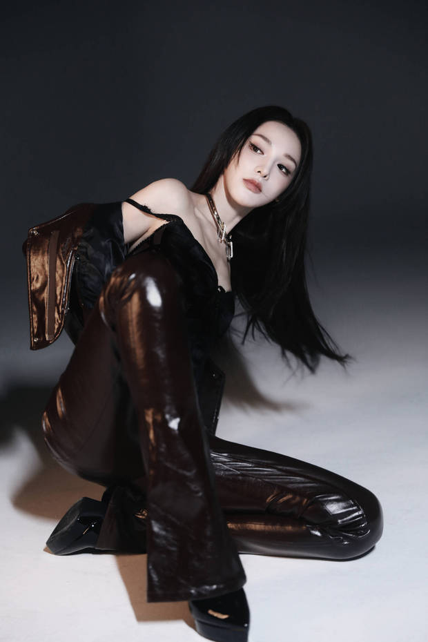 彭小苒做出各色pose，表现力好绝。