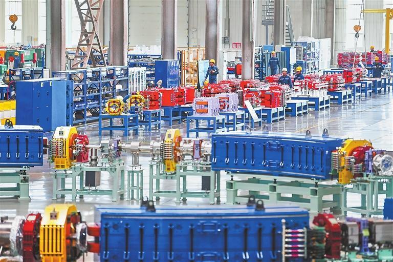 兰州泰基离子技术有限公司技术人员正在对医用重离子加速器部件进行安装调试 新甘肃·甘肃日报记者 丁凯