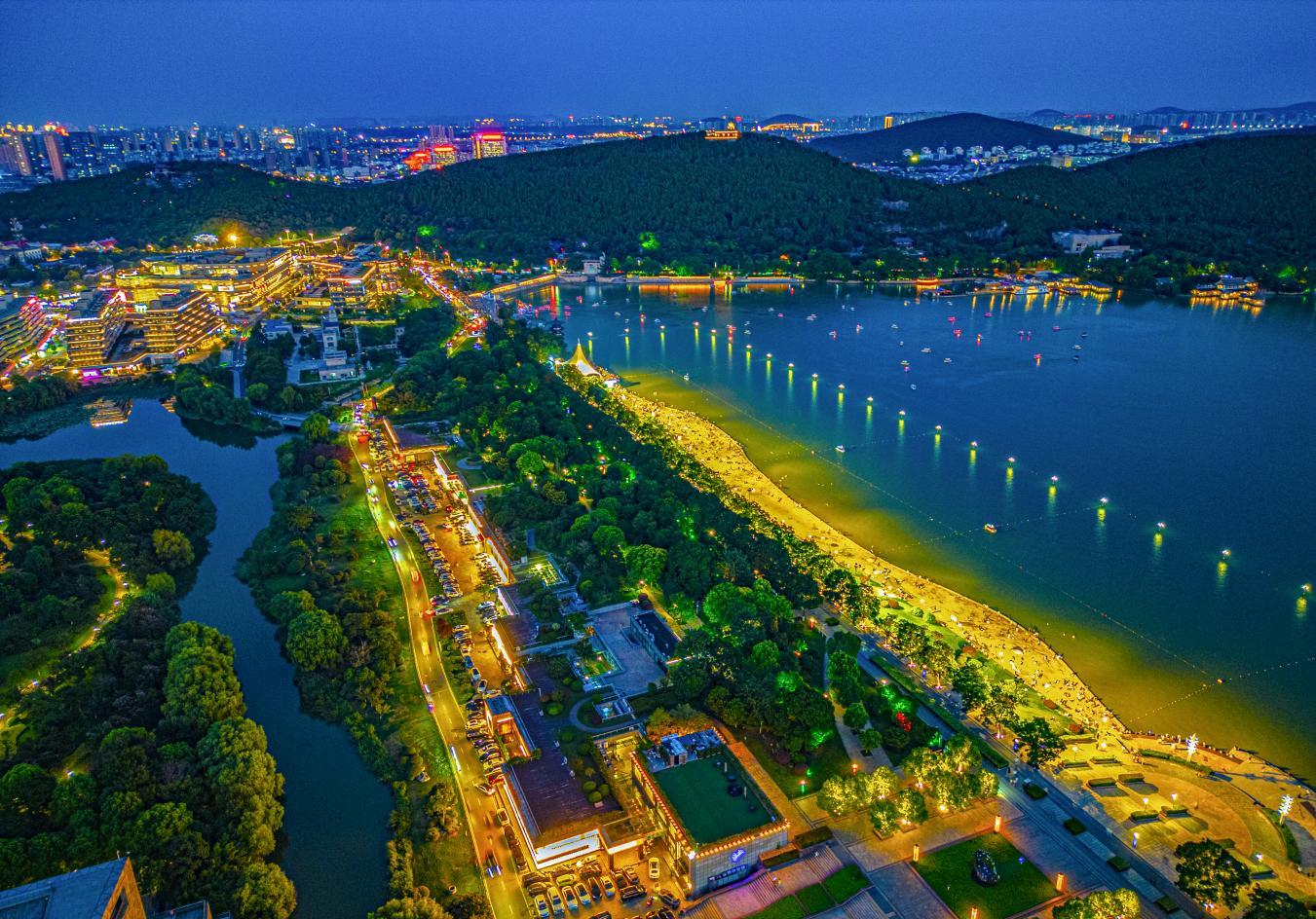 徐州滨湖新天地成为外地游客赏湖景、品美食的绝佳场所。