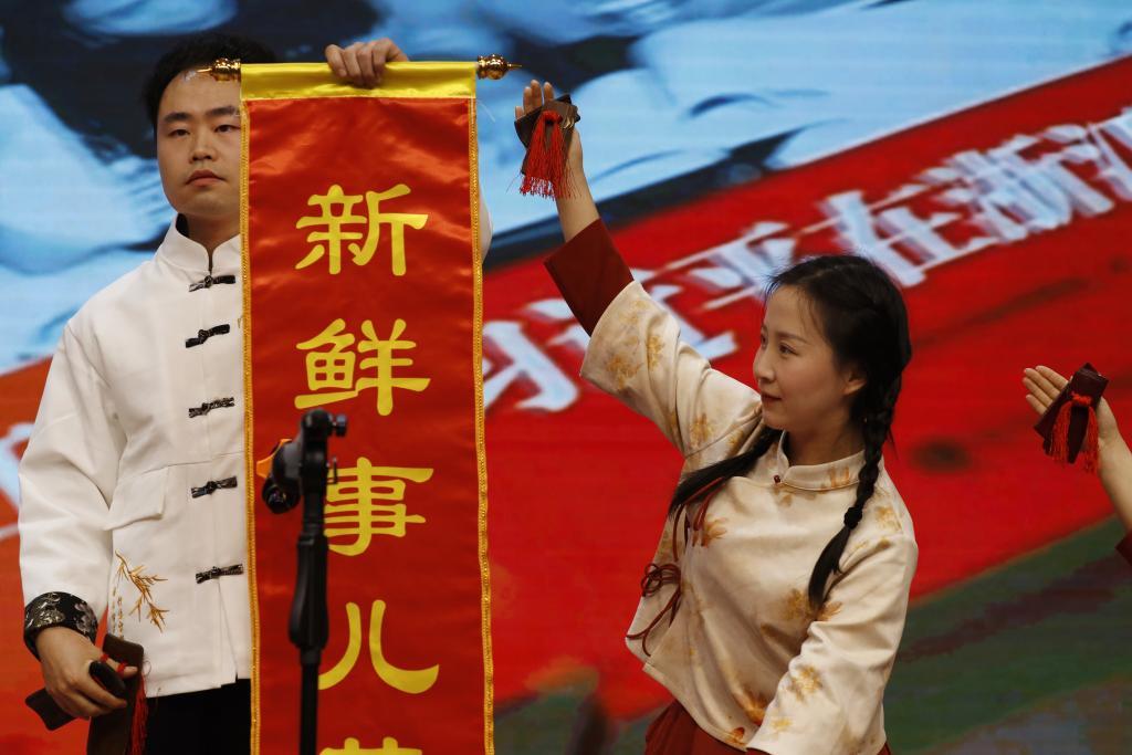 图为比赛现场两名村民在演讲。席彦兵摄