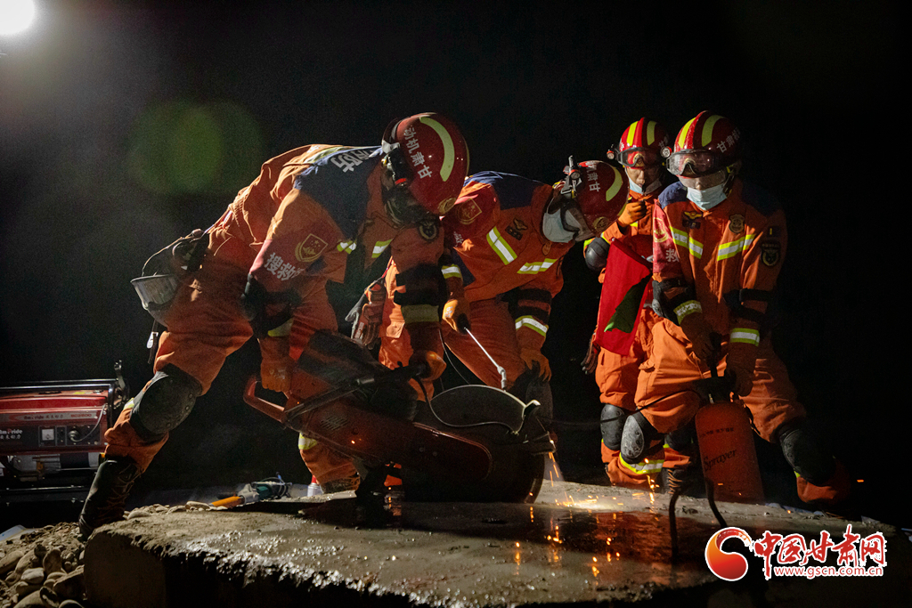 消防救援人员使用无齿锯进行安全破拆