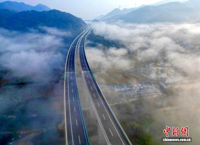 湖北隨州至河南信陽(yáng)高速公路項(xiàng)目順利通過(guò)交工驗(yàn)收。(無(wú)人機(jī)照片)湖北交投集團(tuán) 供圖