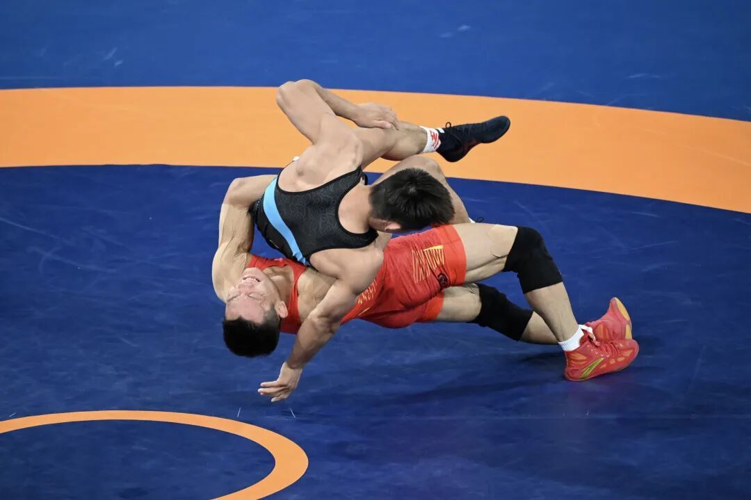 黎磊（红色衣服）与对手在比赛中