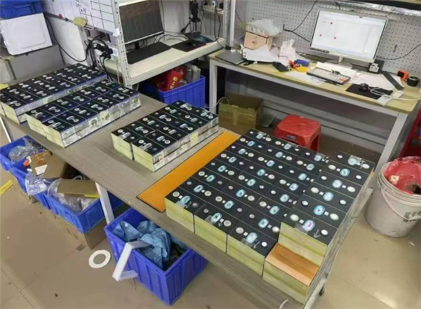 真敢啊！男子给电车加装74度三元锂电池包：就放在后备厢