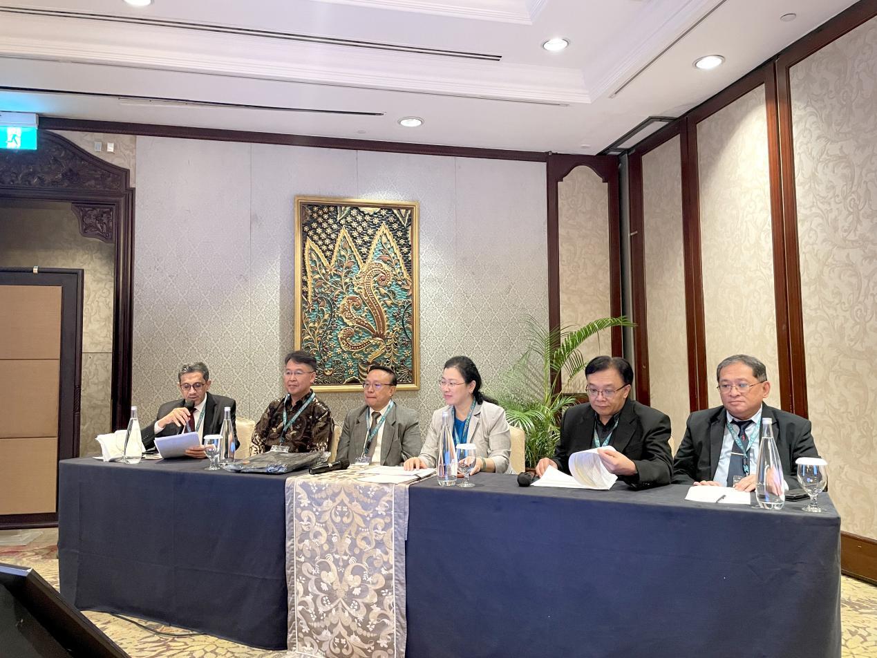 鄢华教授与国内外同道深入交流