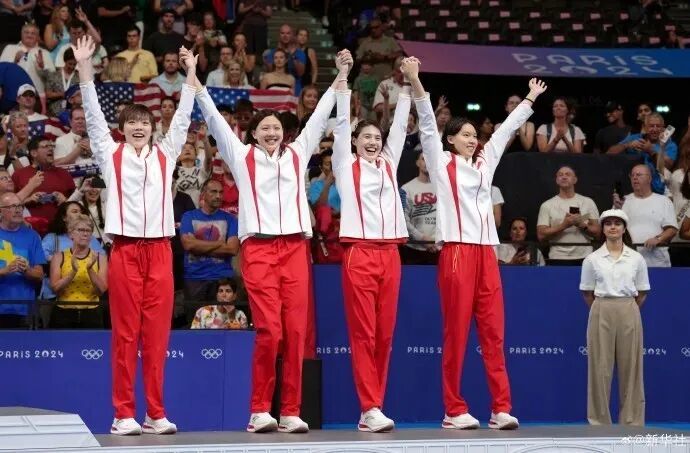 万乐天(左一)与队友参加颁奖仪式 图源:新华社