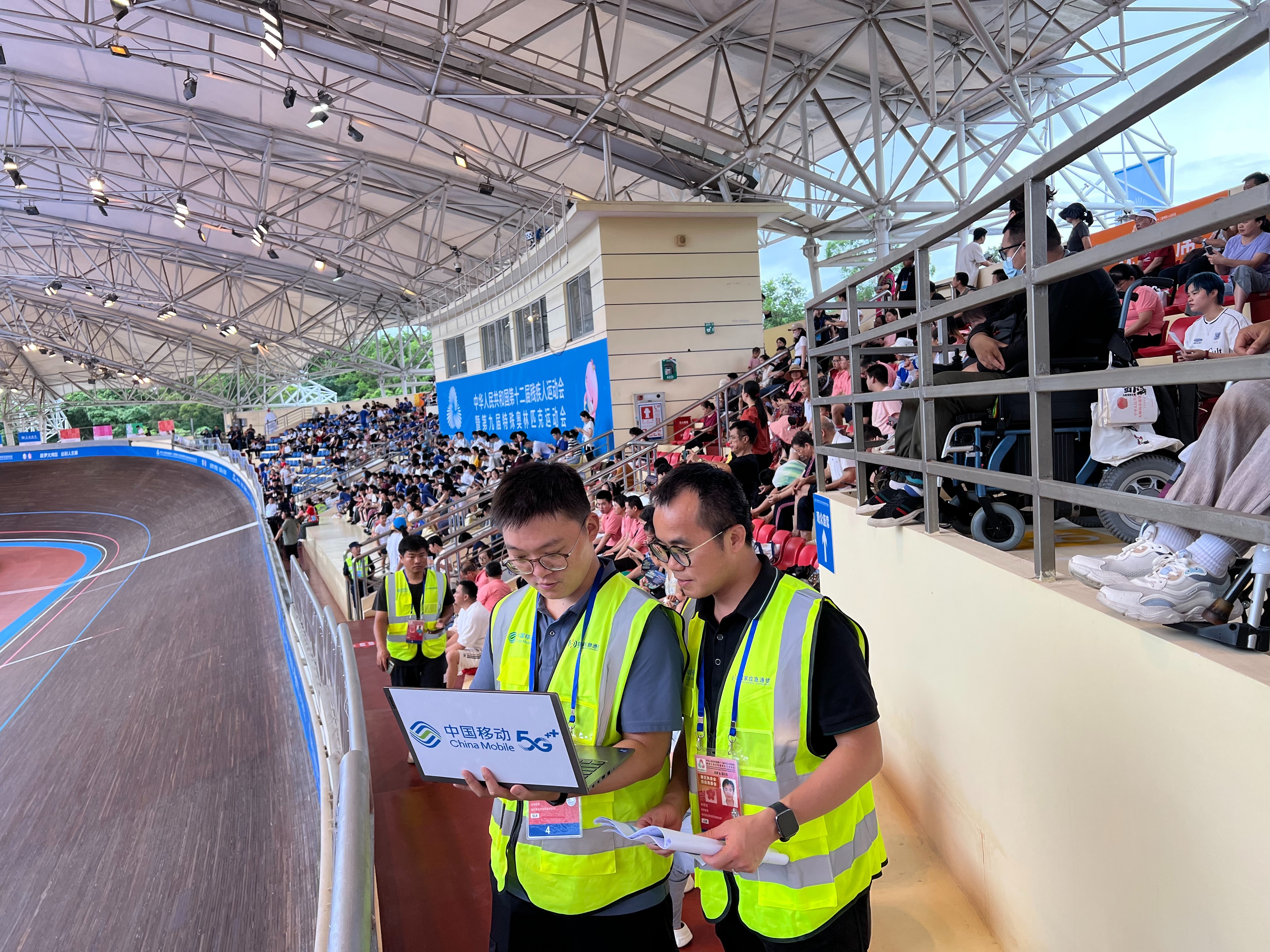 (图:中国移动保障团队在全运会场馆开展网络建设与优化工作)