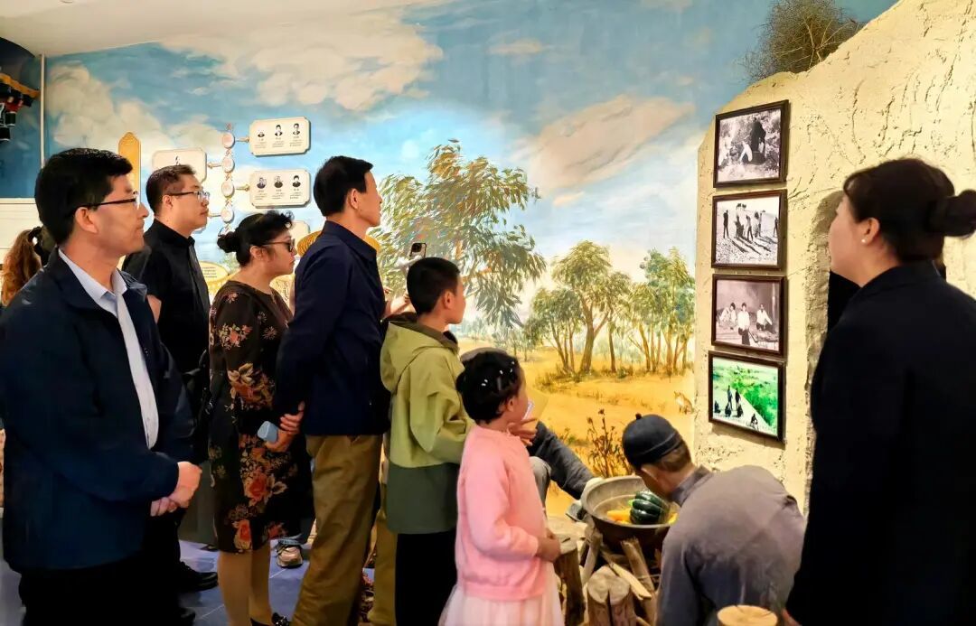 游客参观八步沙“六老汉”治沙纪念馆