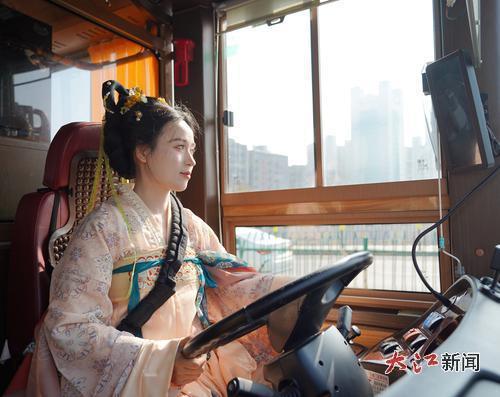 身着精致唐装的铛铛车女驾驶员。