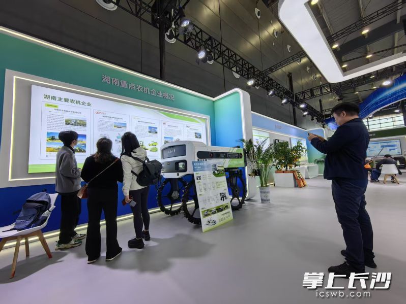 新质生产力展区，浮水式水稻除草机器人引起很多观众的兴趣。