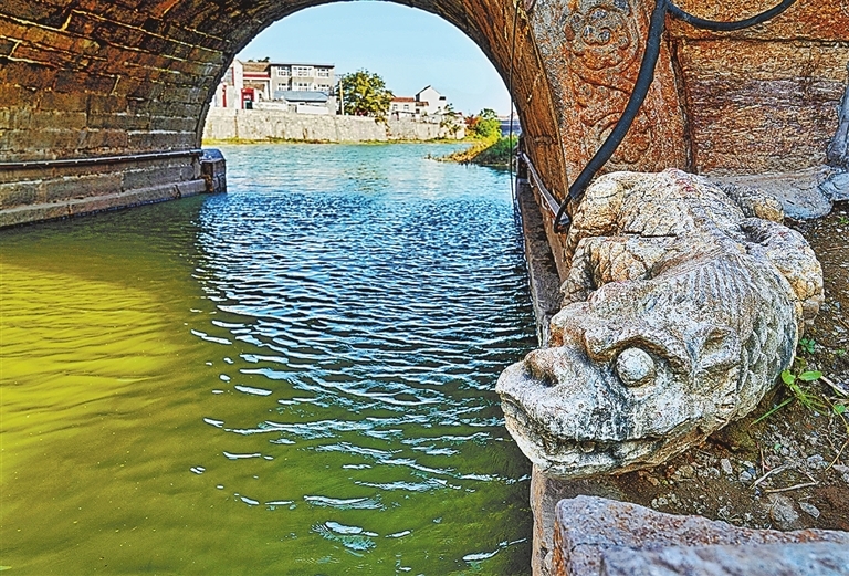 卫河（永济渠）浚县段运河神兽（11月3日摄）。 黄小一 摄