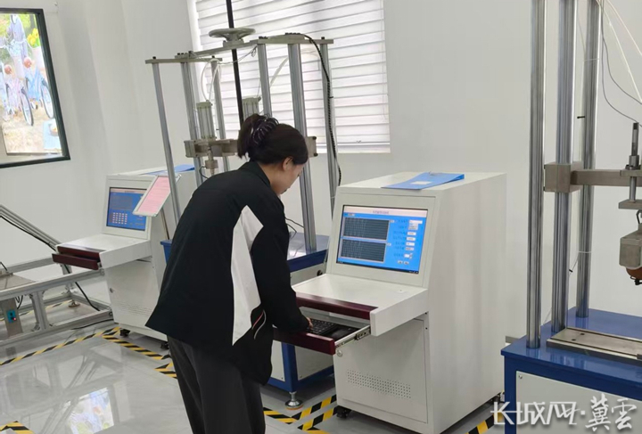 泰洲智造产业园内共享质量检测服务。通讯员 李国军 供图