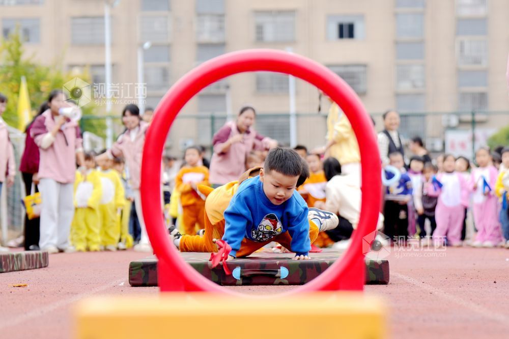 11月11日,一场以“萌娃遇卡通 运动趣无穷”为主题的亲子运动会在江西省宜春市上高县第二幼儿园举行。