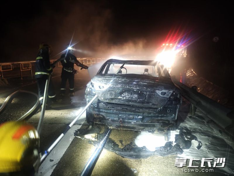 消防员对起火车辆重点部位进行冷却处理。