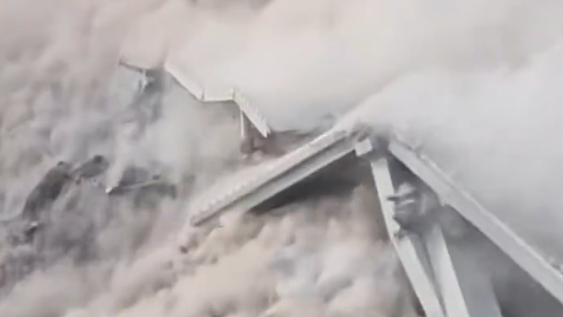 “桥没得了！”四川马尔康市红旗桥引桥垮塌，官方：山体变形滑塌所致，无人伤亡