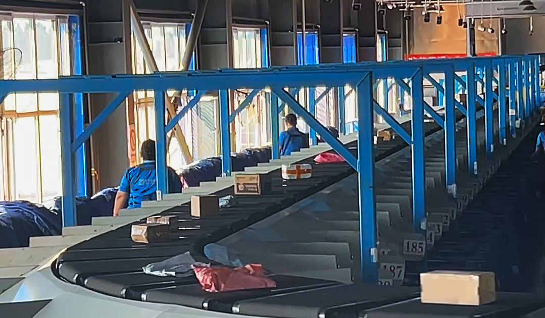 高速运转的快递分拣线