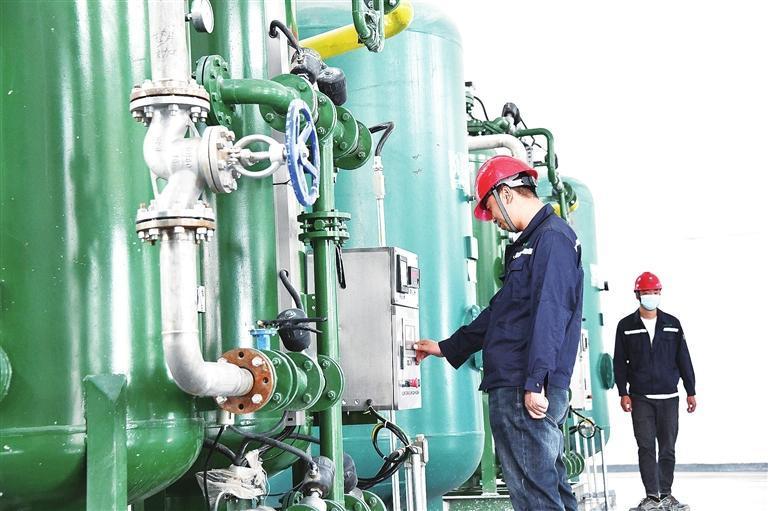 兰州新区何尉环保科技有限公司工作人员操作设备