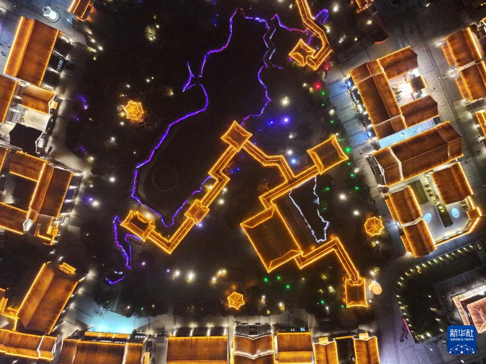京杭大运河沧州段沿线建筑灯光璀璨（11月11日摄，无人机照片）。