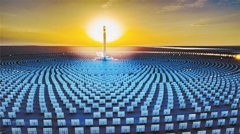 耸立在大漠中的首航节能敦煌100兆瓦熔盐塔式光热发电站 新甘肃·甘肃日报通讯员 王斌银