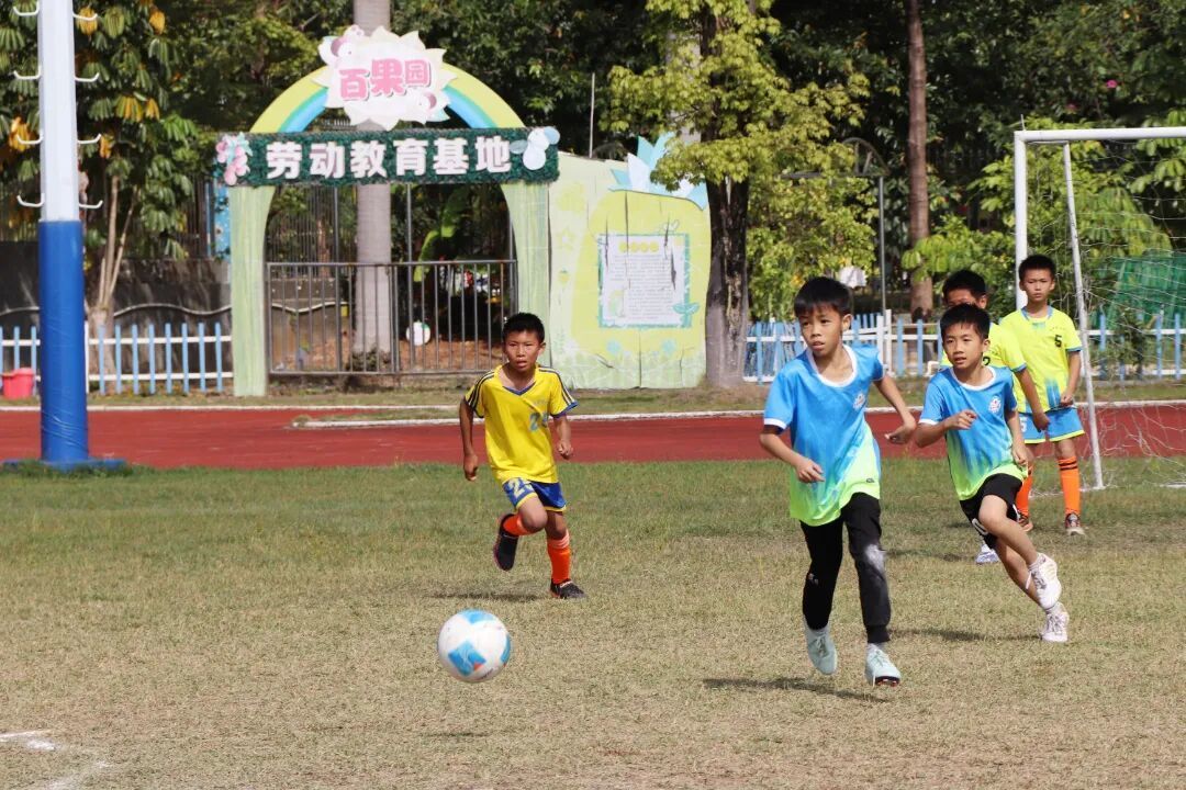 队员在1号五人制球场进行交流赛与合练