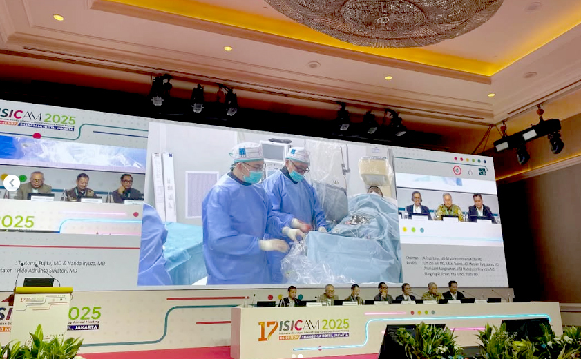 藤田勉教授(右一)进行手术直播