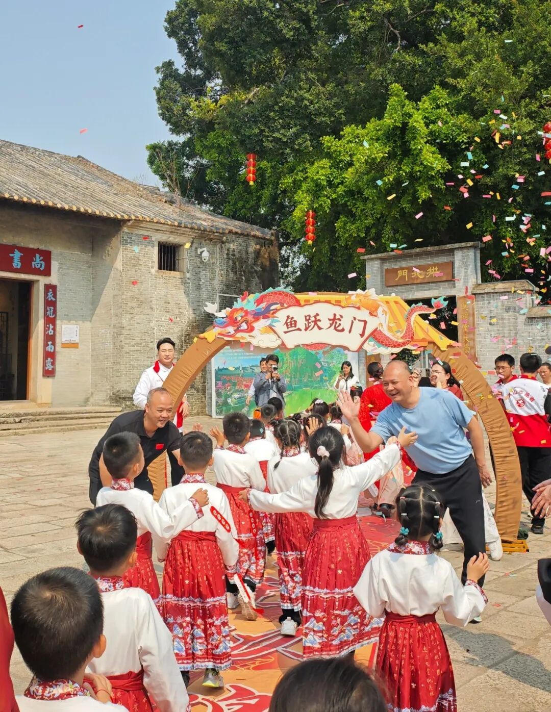 图注：乐平镇镇长罗杰成与全国曲棍球冠军胡汇仁来到开笔礼活动现场，与学童们开展交流互动，传递拼搏向上的力量