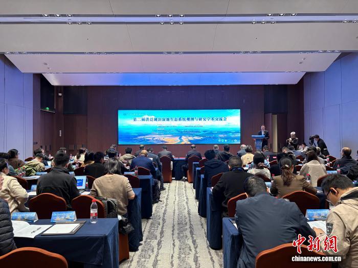 11月13日，第二届洪泛湖泊湿地生态系统观测与研究学术交流活动在“中国候鸟小镇”江西永修吴城镇举办。记者 李韵涵 摄