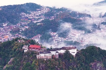 九华云雾锁禅境，水墨仙山入画来