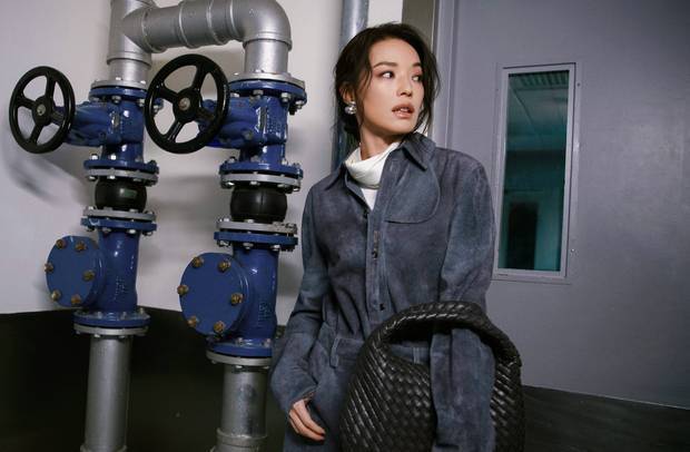 搜狐娱乐讯 近日，舒淇的一组时尚大片释出。图中，她穿灰色西服，盘发造型慵懒高级，气场强大。