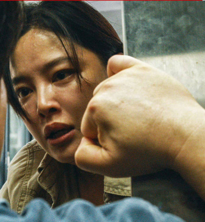 美云和葆树同困电梯轿厢,葆树再次毫不犹豫地把美云推了出去,选择牺牲自己。