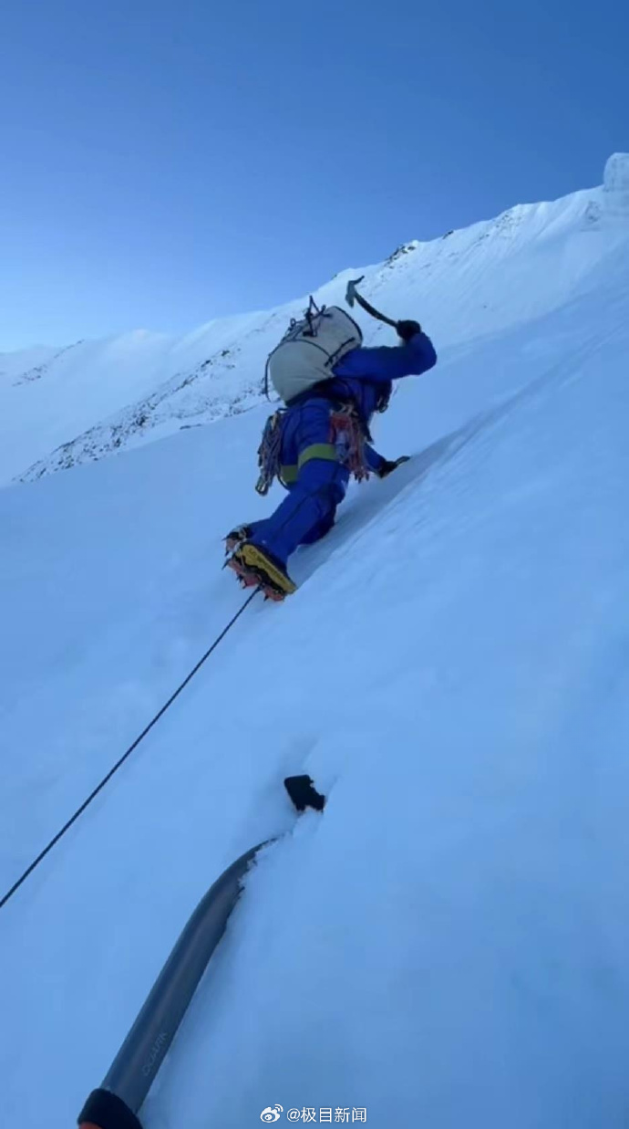2男子登雪山黑夜滑坠重伤,花