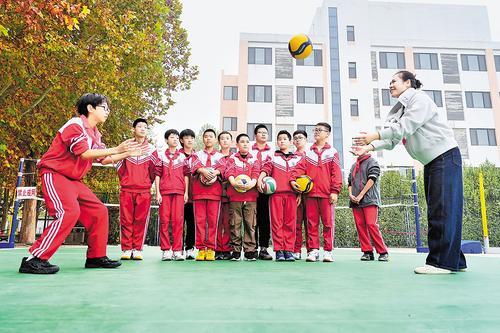 11月6日,在廊坊开发区第一小学,体育老师指导学生练习排球。 本报记者王伟摄