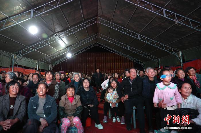 图为村民在家门口看赣剧演出。中新社记者 刘占昆 摄