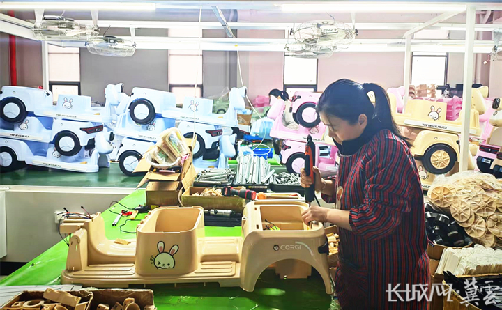 泰洲智造产业园中入驻的智能电动玩具企业，一名员工在组装线上忙碌着。通讯员 李国军 供图