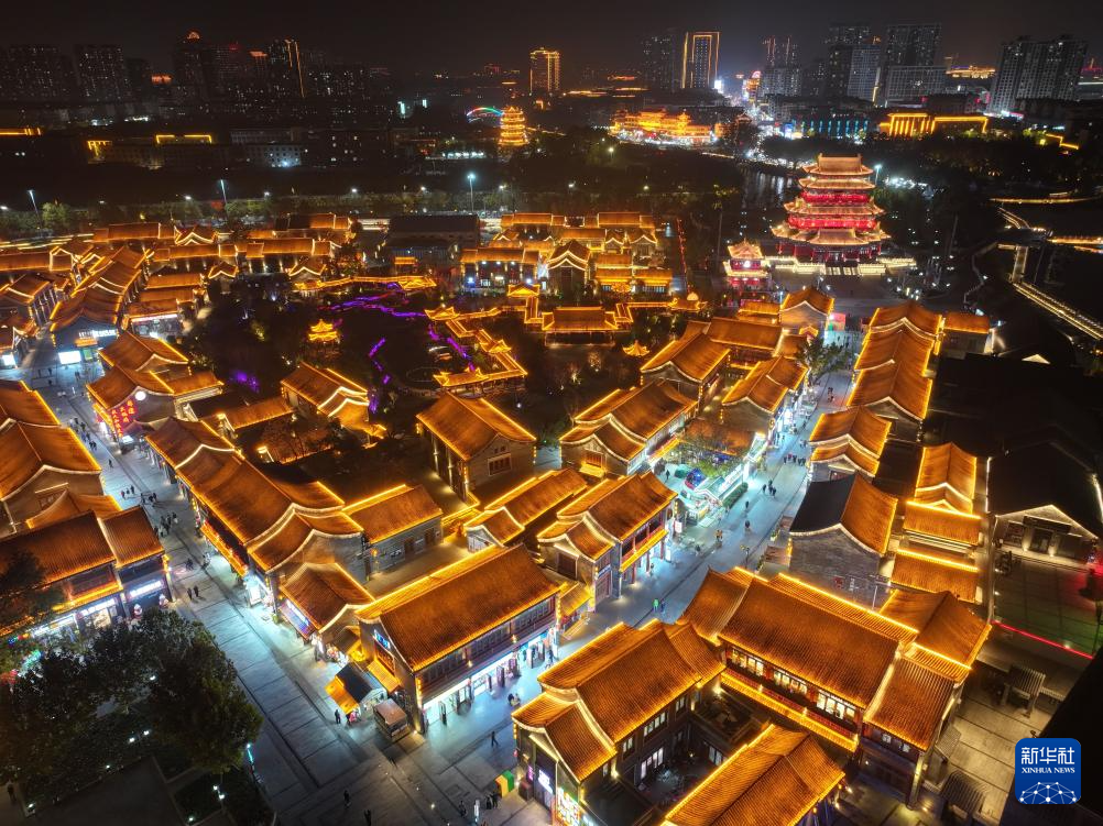 京杭大运河沧州段沿线建筑灯光璀璨（11月11日摄，无人机照片）。