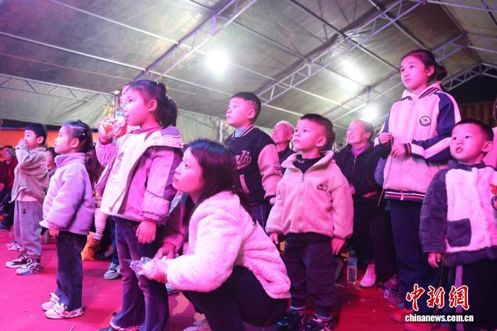 赣剧团走进江西余干乡村大舞台 赣韵悠扬“唱”乡情